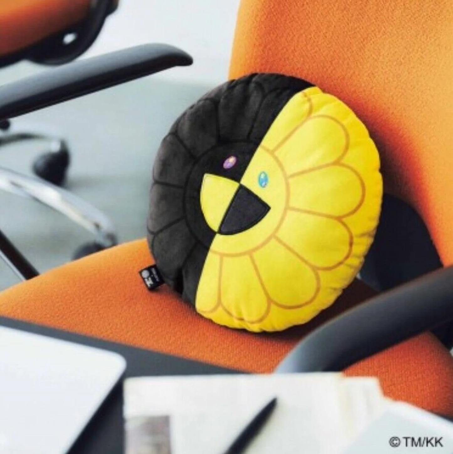 TAKASHI MURAKAMI X HIKARU SMART MAGAZINE FLOWER CUSHION